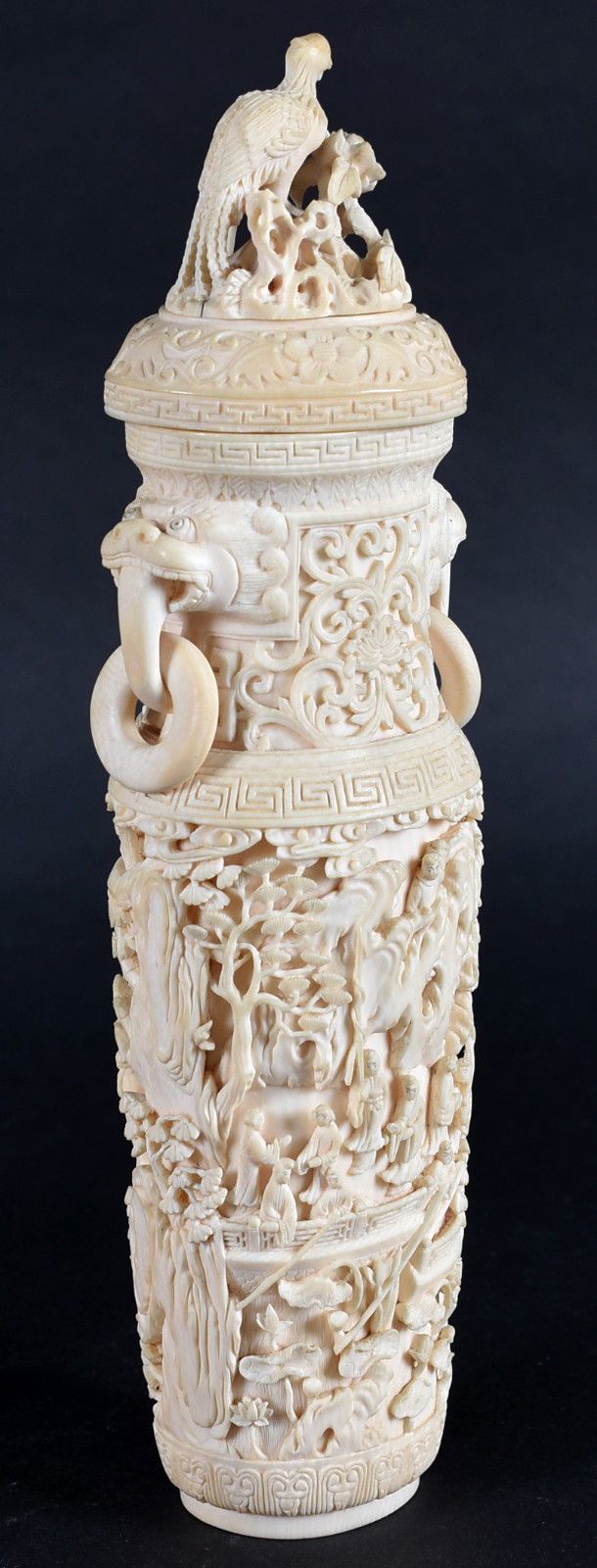 Duas estatuetas de marfim, sendo um vaso trabalhado com figuras e... - foto 4 de 9