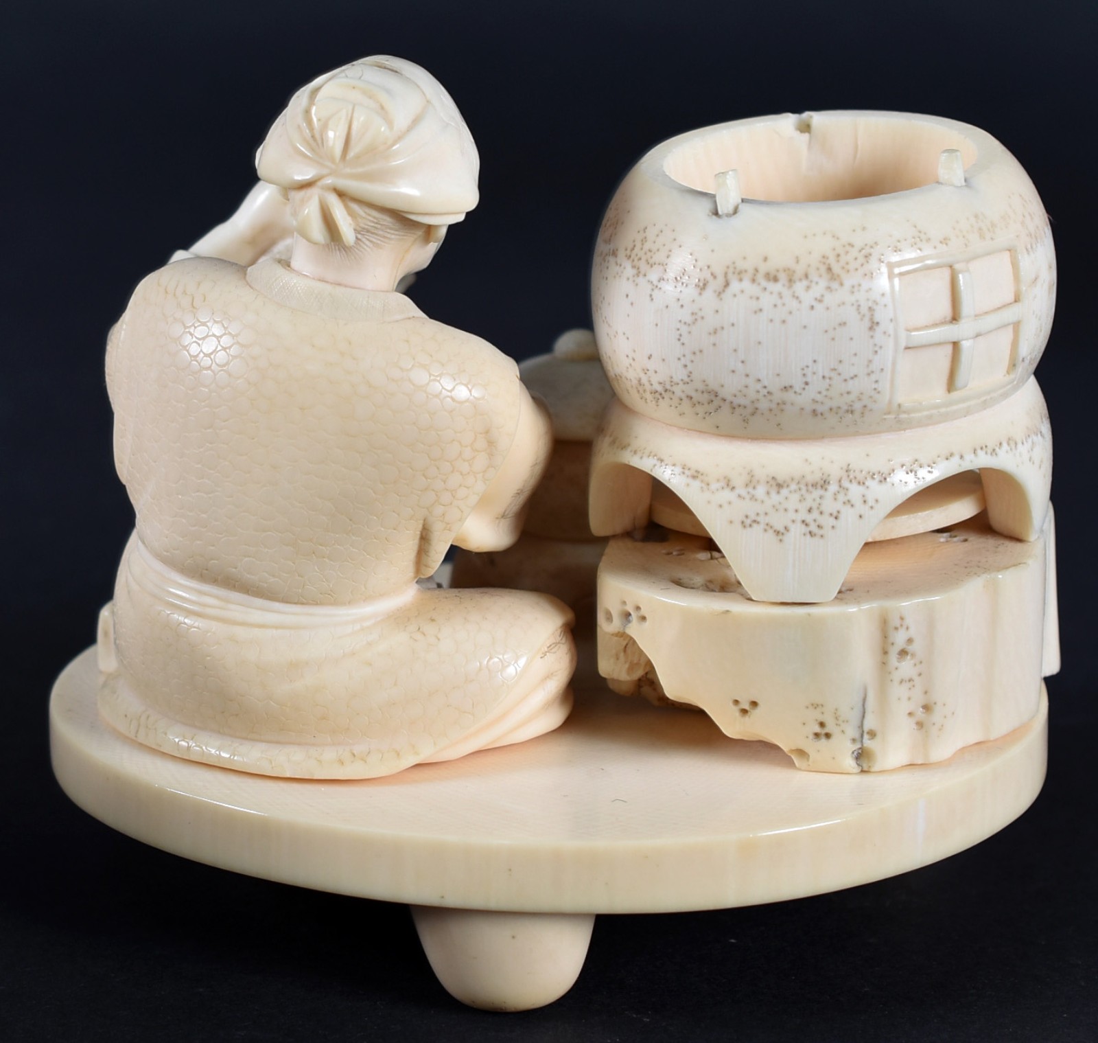 Duas estatuetas de marfim, sendo um vaso trabalhado com figuras e... - foto 5 de 9