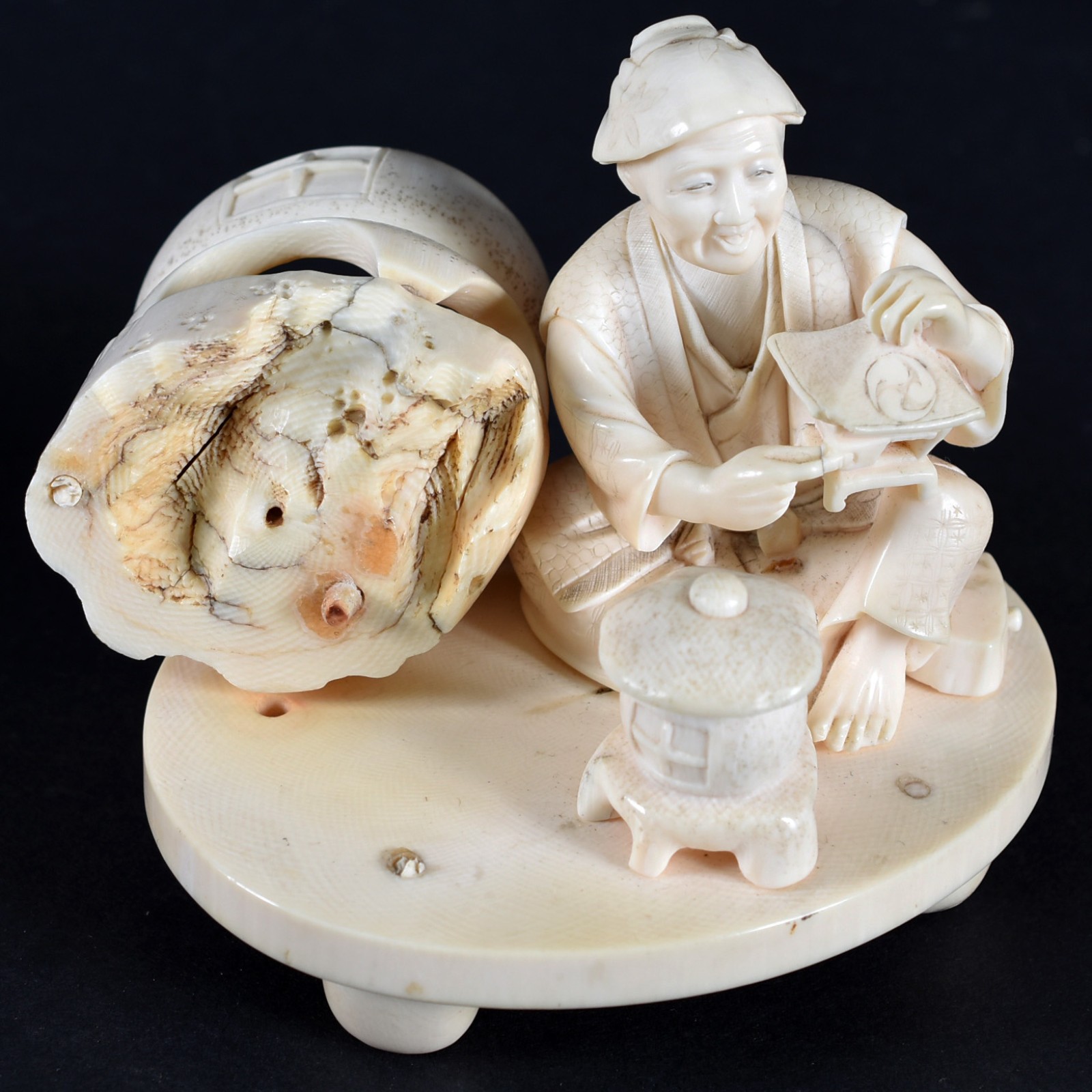 Duas estatuetas de marfim, sendo um vaso trabalhado com figuras e... - foto 6 de 9