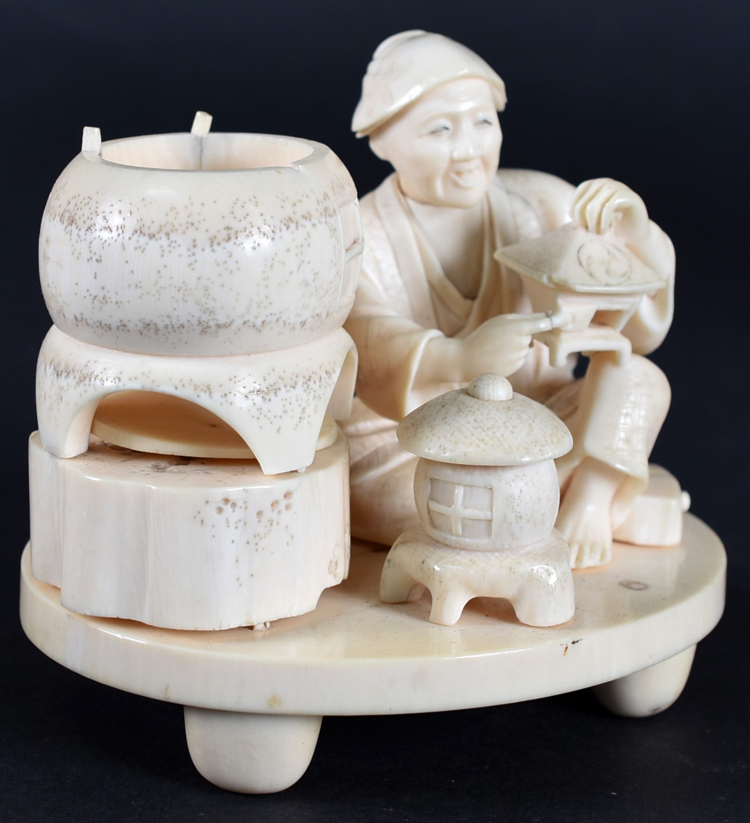 Duas estatuetas de marfim, sendo um vaso trabalhado com figuras e... - foto 7 de 9