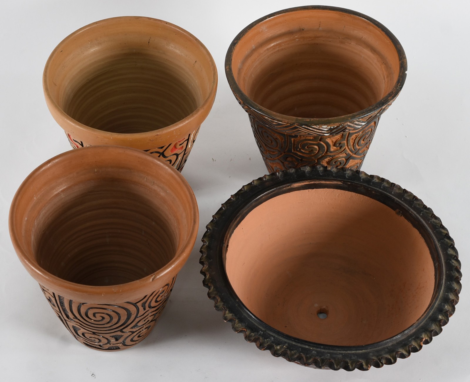 Quatro vasos de cerâmica ao gosto Marajoara . - foto 2 de 6