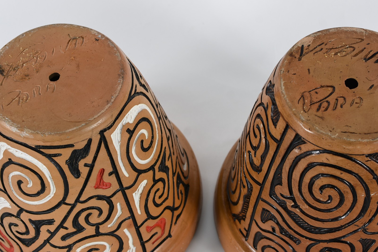 Quatro vasos de cerâmica ao gosto Marajoara . - foto 4 de 6