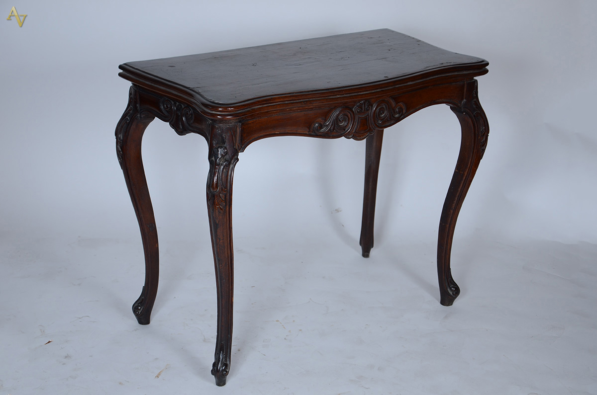 Mesa de madeira nobre com tampo dobrável, saia entalhada e pernas... - foto 1 de 2