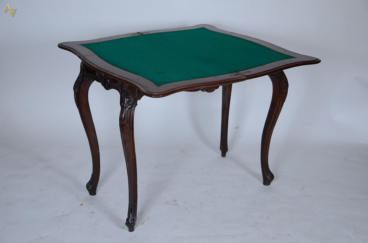 Mesa de madeira nobre com tampo dobrável, saia entalhada e pernas... - foto 2 de 2