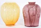Dois vasos decorativos de vidro, sendo um amare... - Dois vasos decorativos de vidro, sendo um amarelo com rosas em relevo e outro na cor lilás com pássaros em relevo.