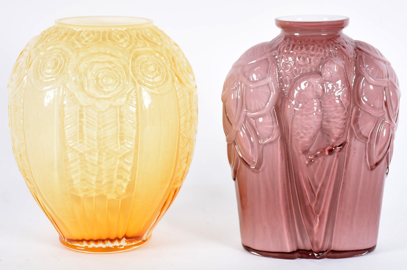 Dois vasos decorativos de vidro, sendo um amarelo com rosas em relevo... - foto 1 de 3