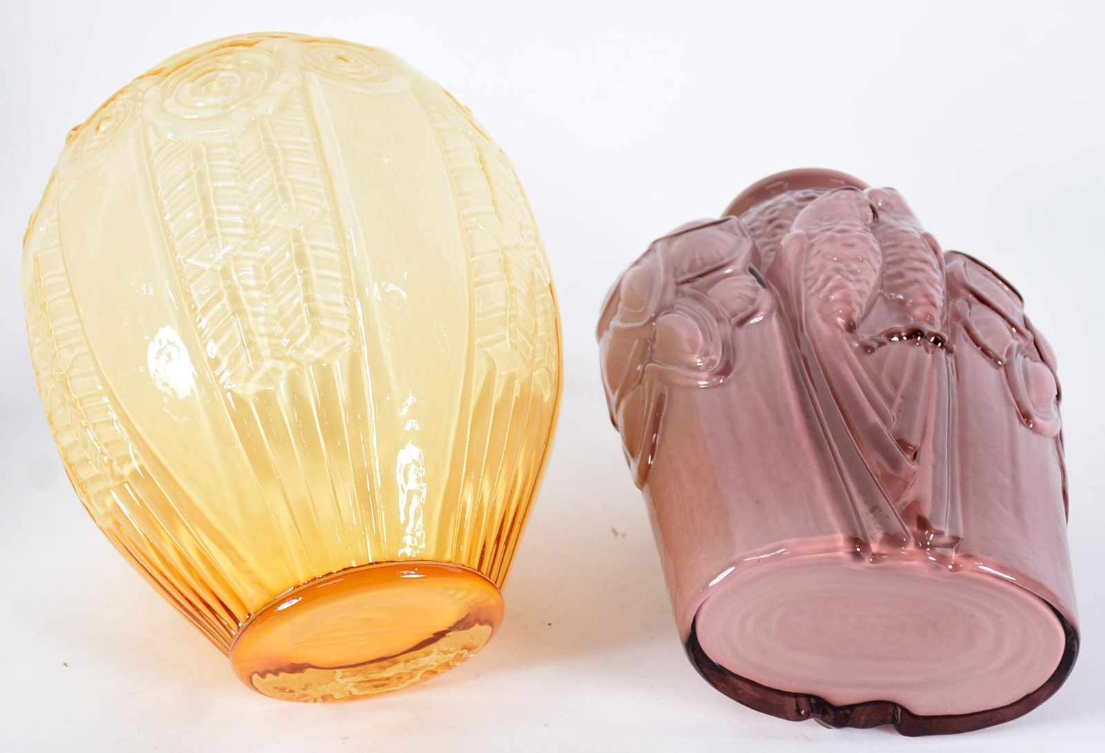 Dois vasos decorativos de vidro, sendo um amarelo com rosas em relevo... - foto 2 de 3