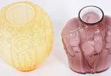 Dois vasos decorativos de vidro, sendo um amare... - Dois vasos decorativos de vidro, sendo um amarelo com rosas em relevo e outro na cor lilás com pássaros em relevo.
