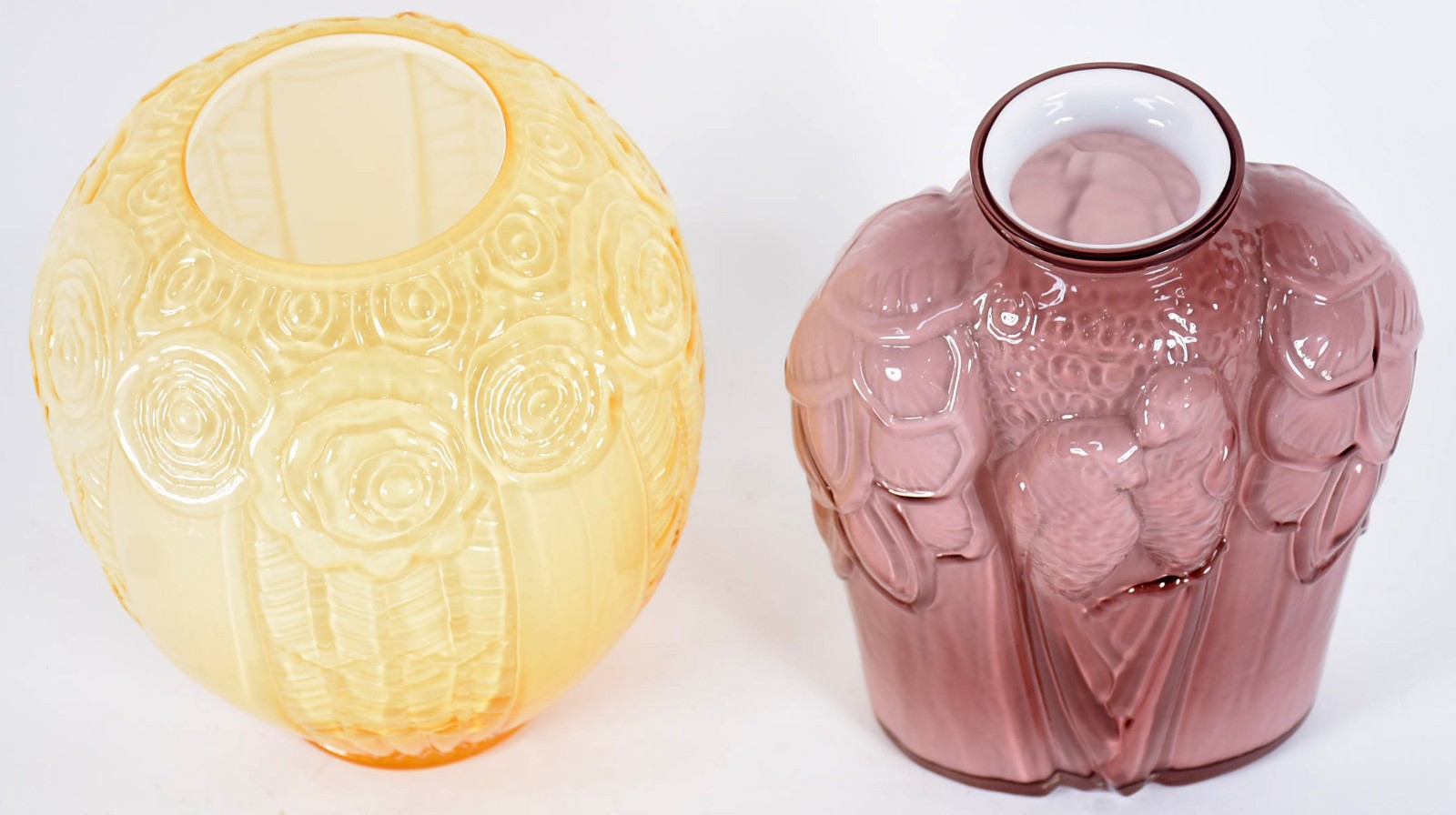Dois vasos decorativos de vidro, sendo um amarelo com rosas em relevo... - foto 3 de 3