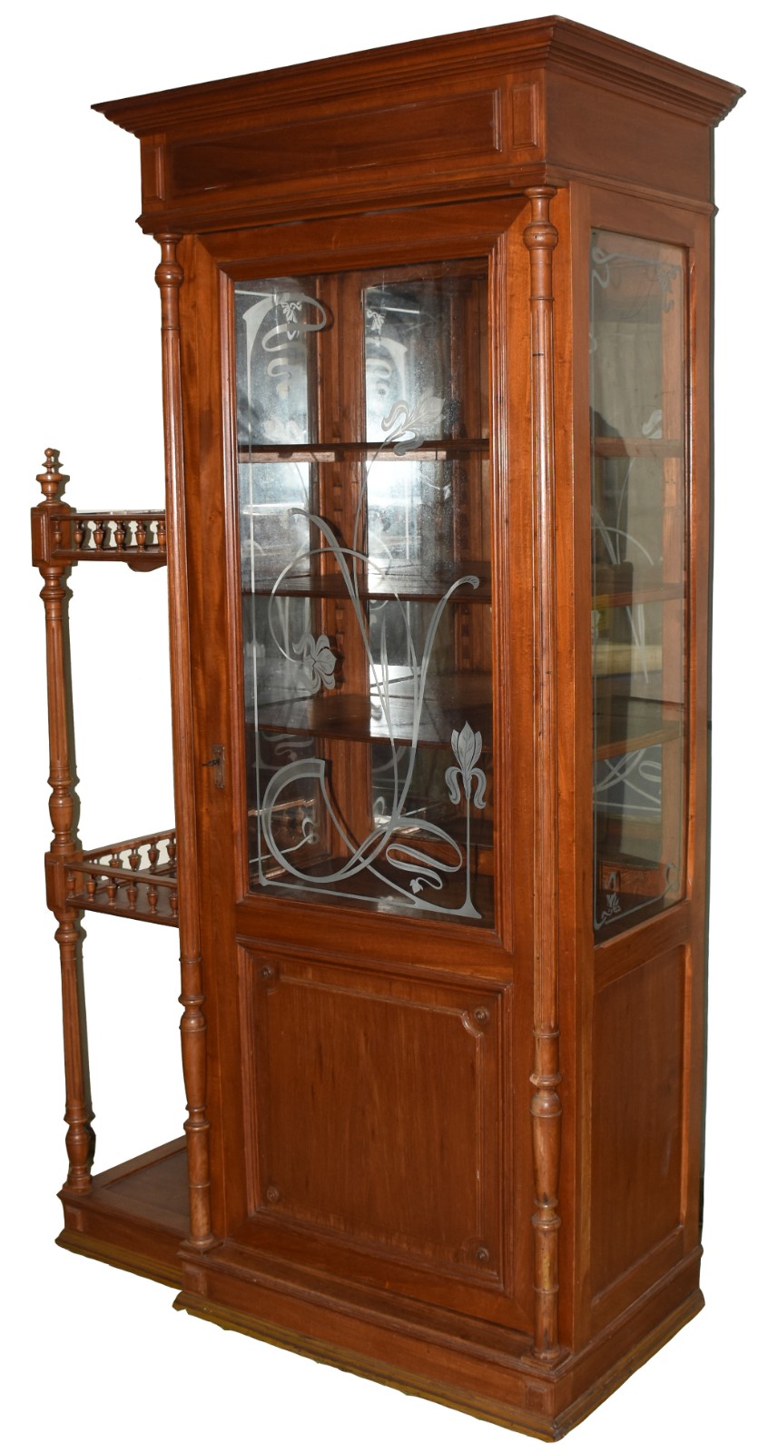 Vitrine de madeira nobre, porta com vidro jateado, quinas frontais... - foto 1 de 7
