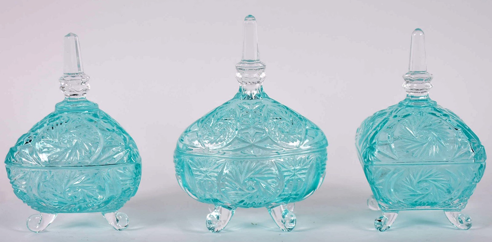 Três compoteiras de vidro azul turquesa trabalhados. - foto 1 de 3
