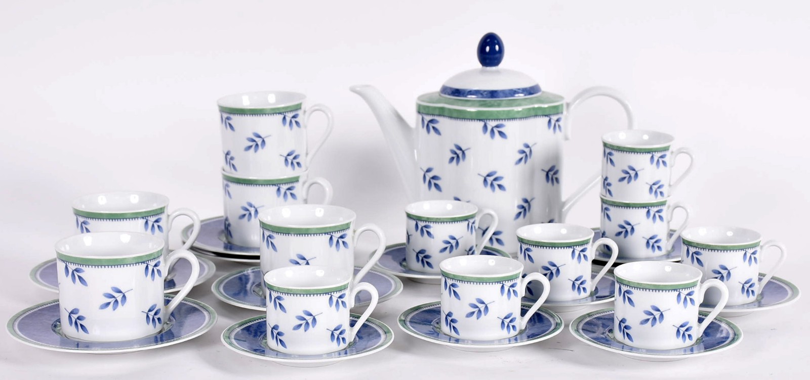 Serviço de porcelana alemã para chá e café, composto de bule, 6... - foto 1 de 5