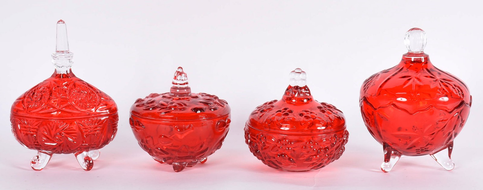 Quatro compoteiras de vidro vermelho trabalhados. - foto 1 de 4