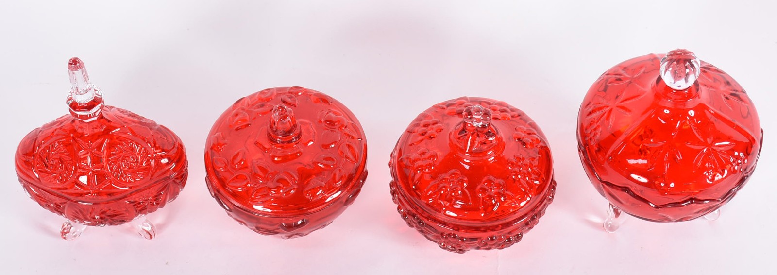 Quatro compoteiras de vidro vermelho trabalhados. - foto 2 de 4