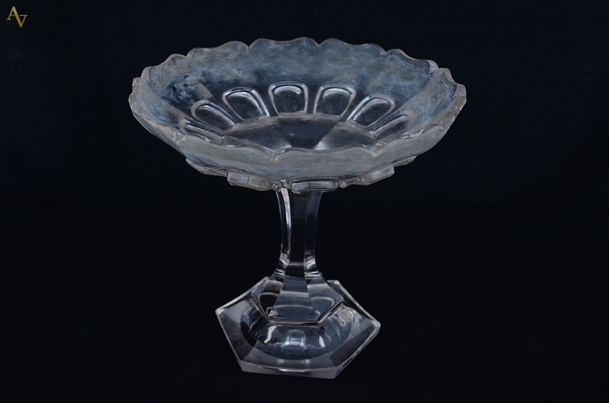 Fruteira de cristal europeu decorada com brazão , base feitio... - foto 1 de 2