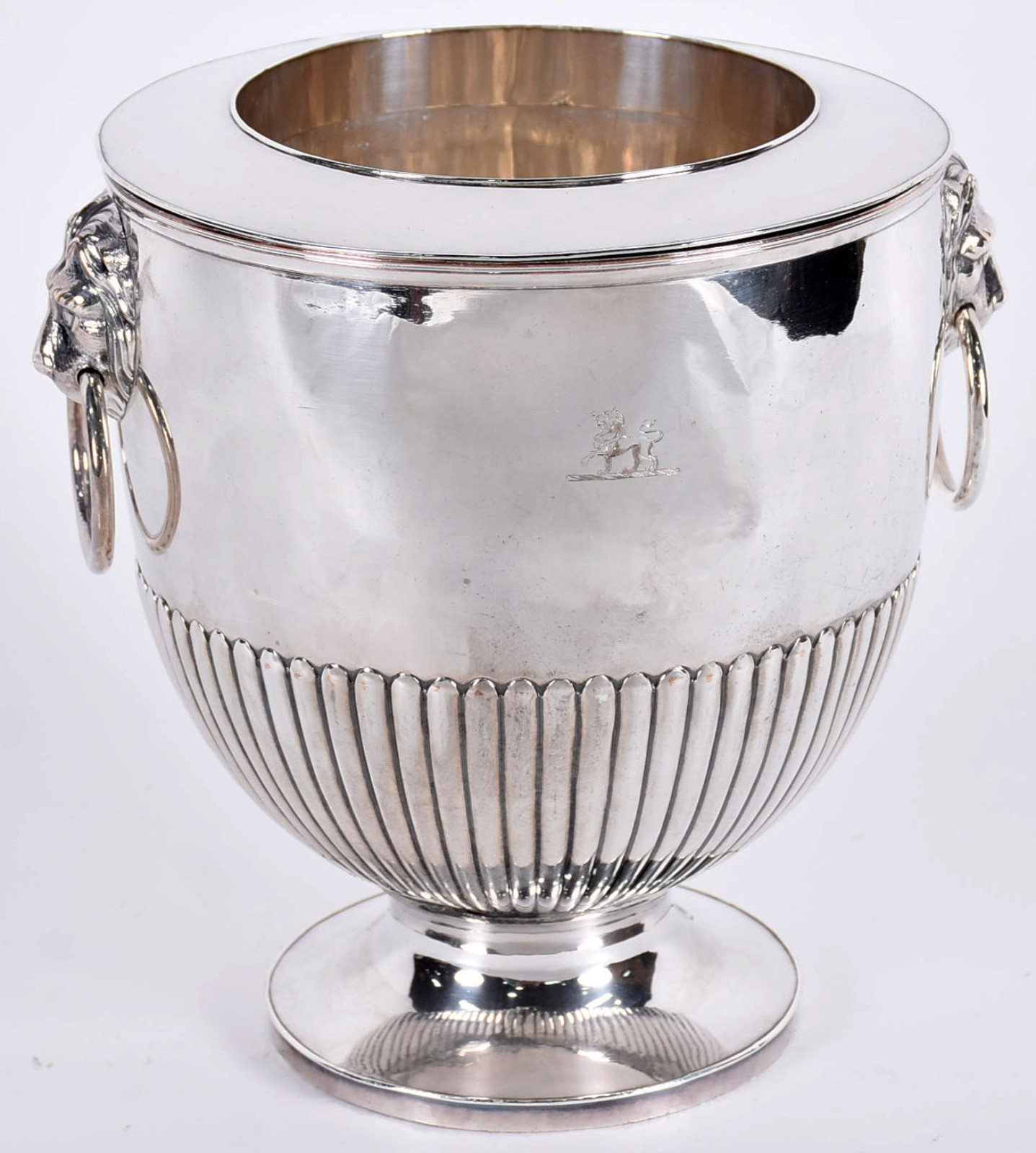 Wine cooler de metal prateado com argolas laterais presas a cabeças... - foto 1 de 6