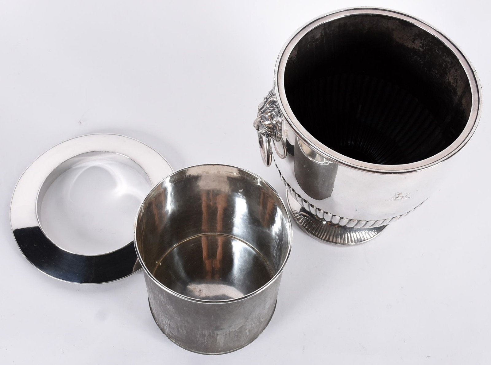 Wine cooler de metal prateado com argolas laterais presas a cabeças... - foto 5 de 6