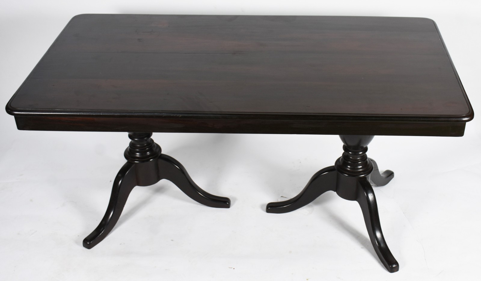 Mesa de jantar de madeira nobre, tampo retangular com dois apoios em... - foto 2 de 3