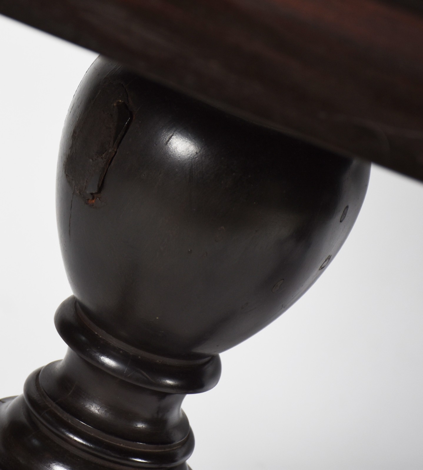 Mesa de jantar de madeira nobre, tampo retangular com dois apoios em... - foto 3 de 3