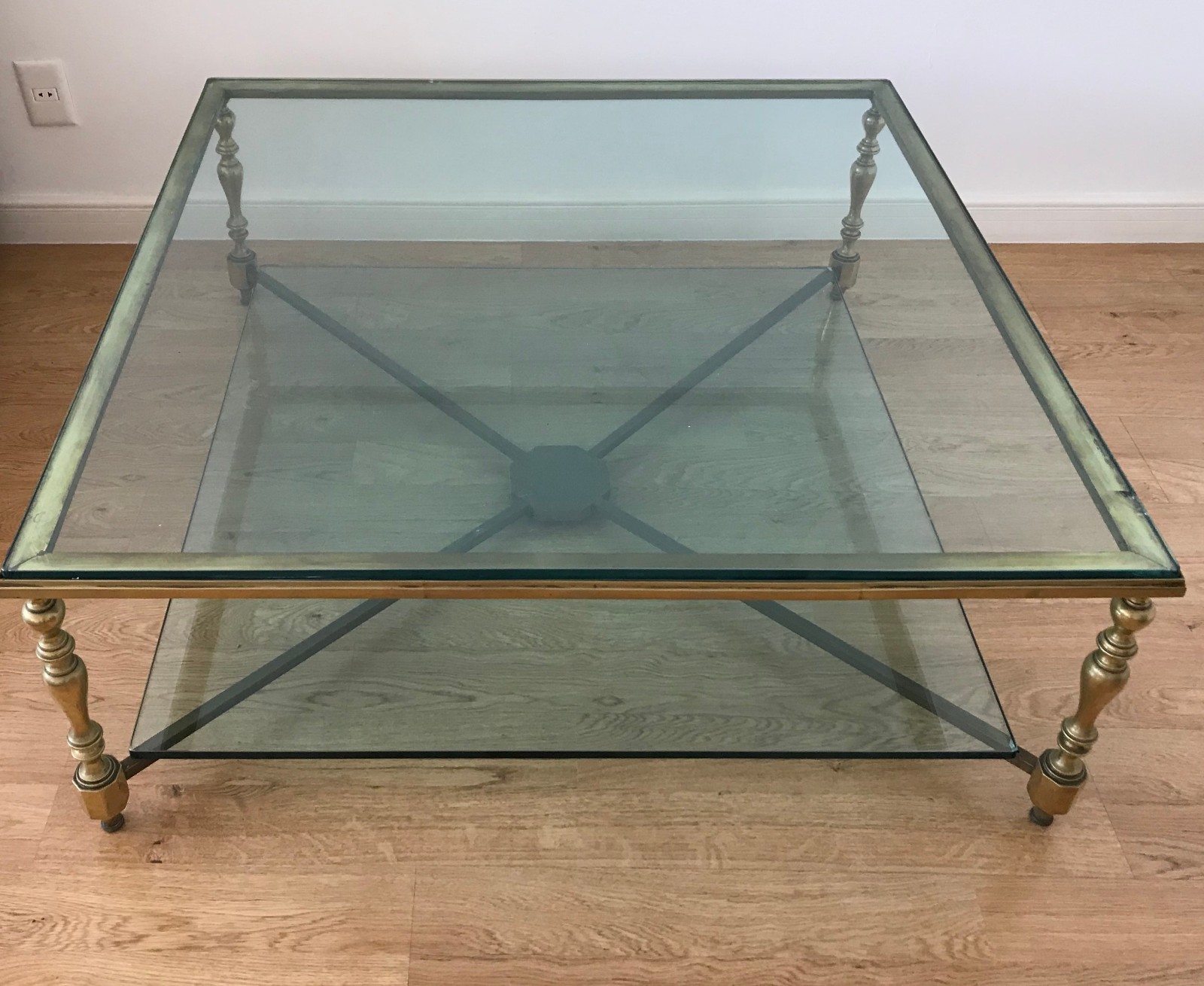 Mesa de centro com base de bronze e tampo de vidro (pequeno lascado)... - foto 3 de 5