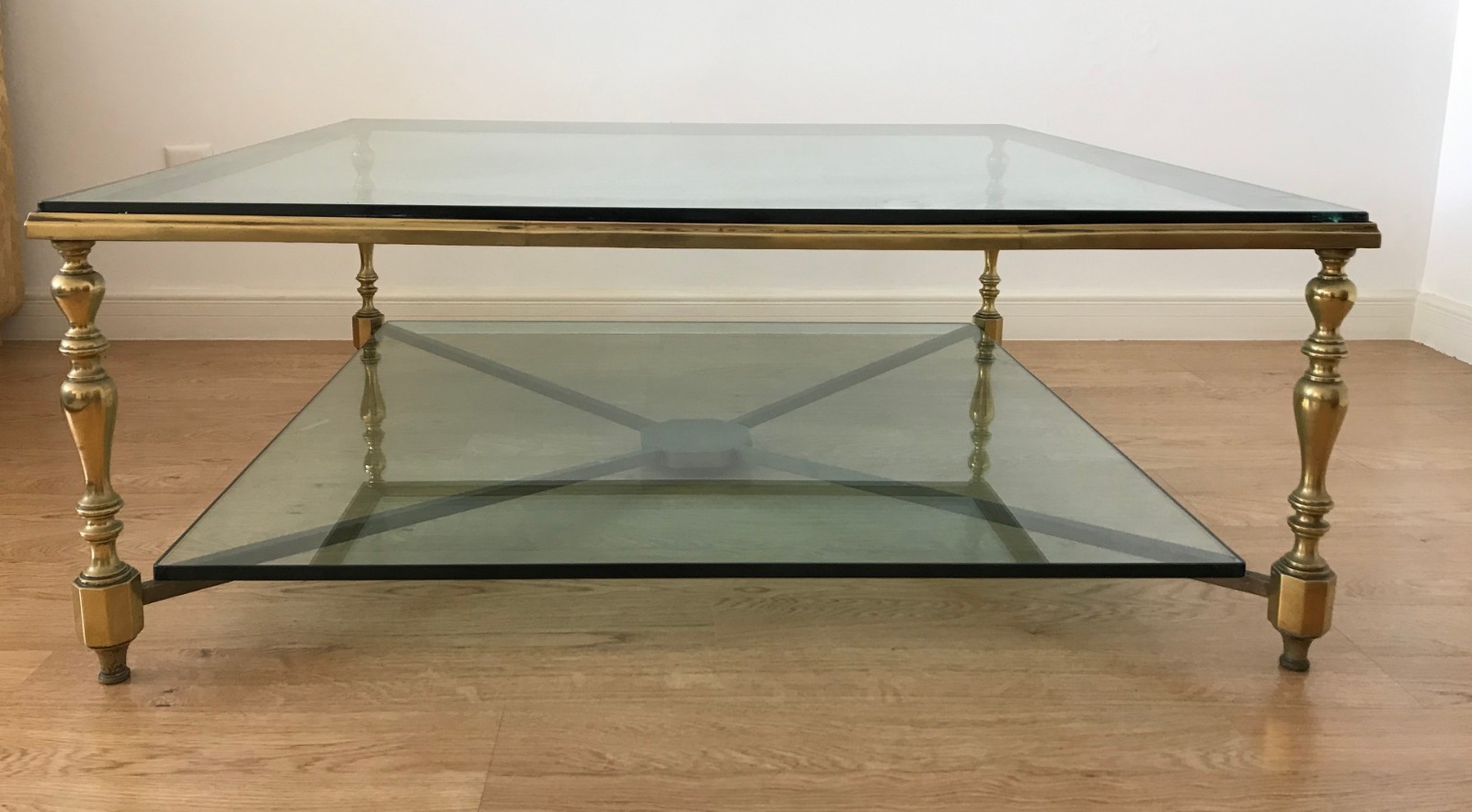Mesa de centro com base de bronze e tampo de vidro (pequeno lascado)... - foto 1 de 5