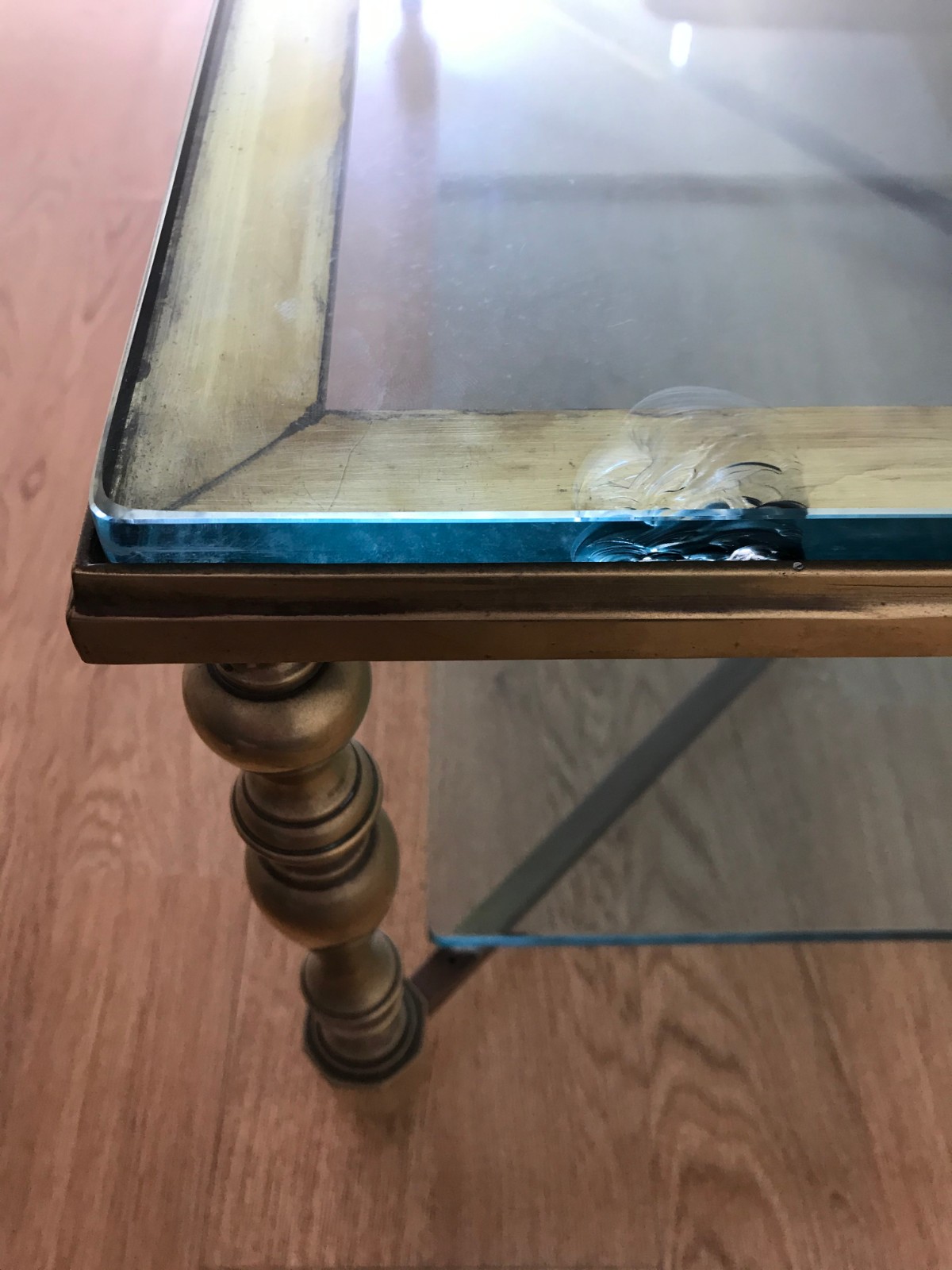 Mesa de centro com base de bronze e tampo de vidro (pequeno lascado)... - foto 4 de 5