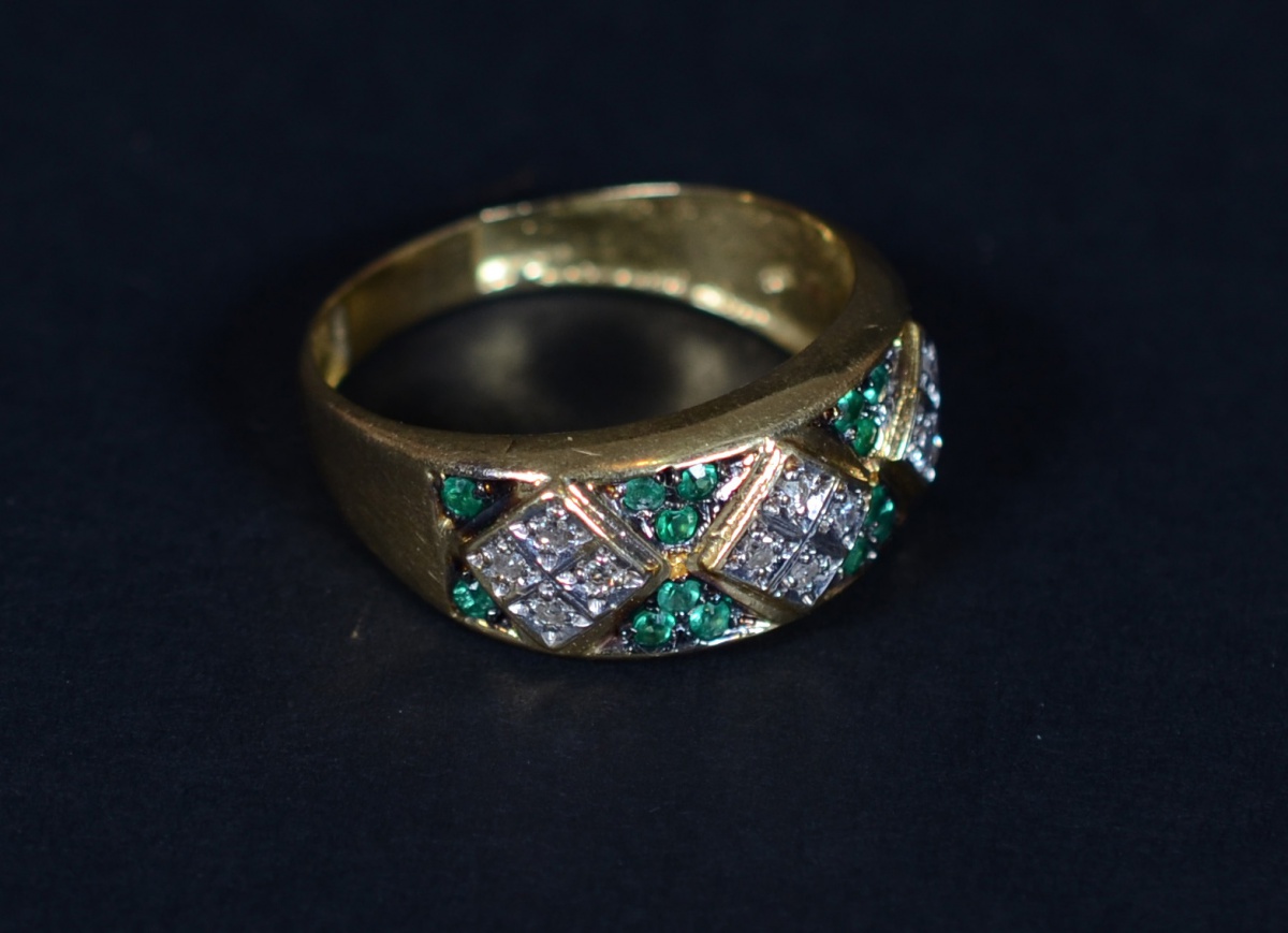 Anel de ouro 18 k com esmeraldas e brilhantes, peso 6 g. - foto 1 de 2