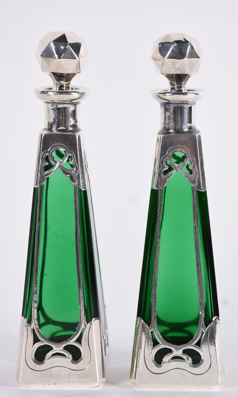 Par de perfumeiros de vidro verde, guarnição de prata. - foto 1 de 4