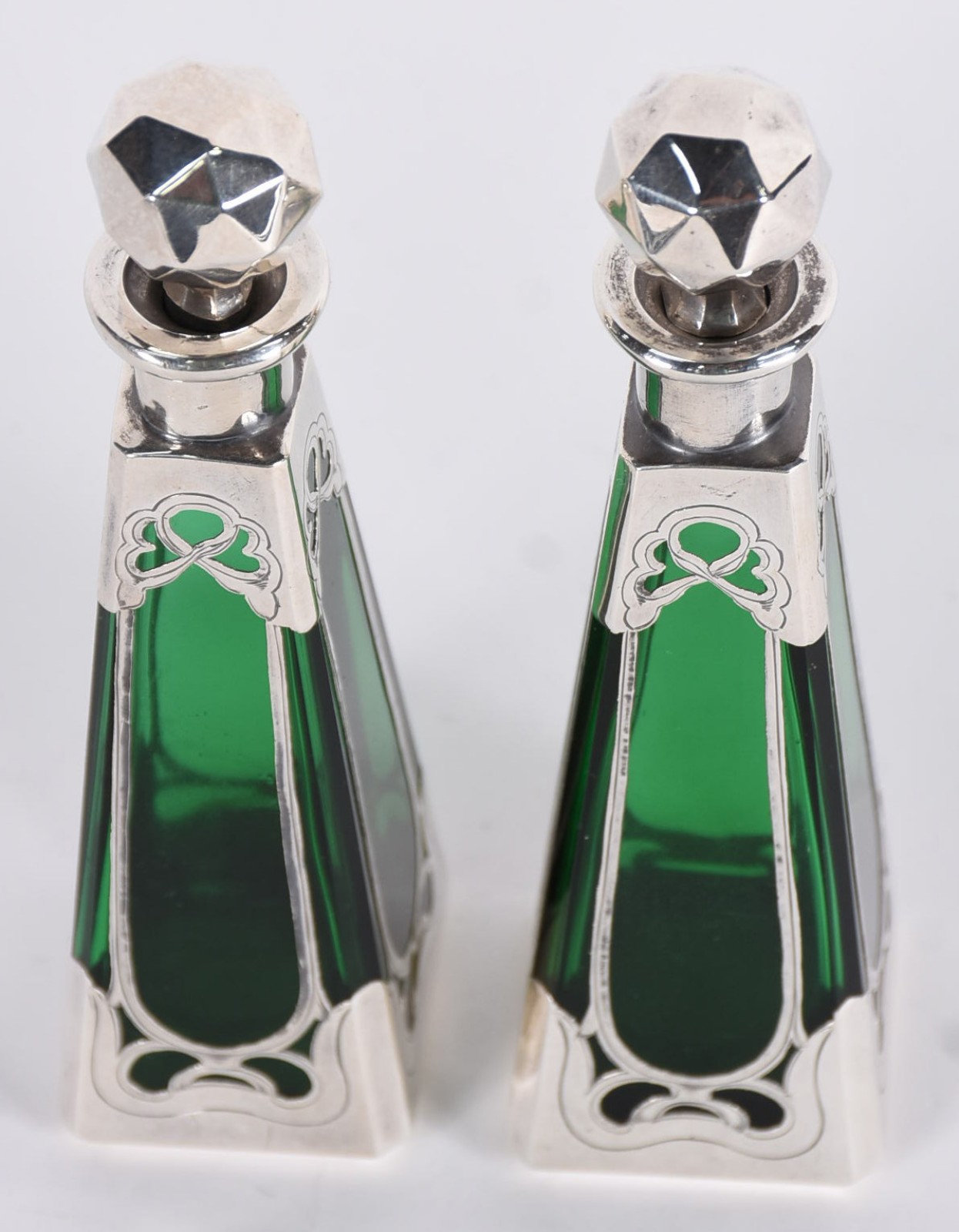 Par de perfumeiros de vidro verde, guarnição de prata. - foto 2 de 4