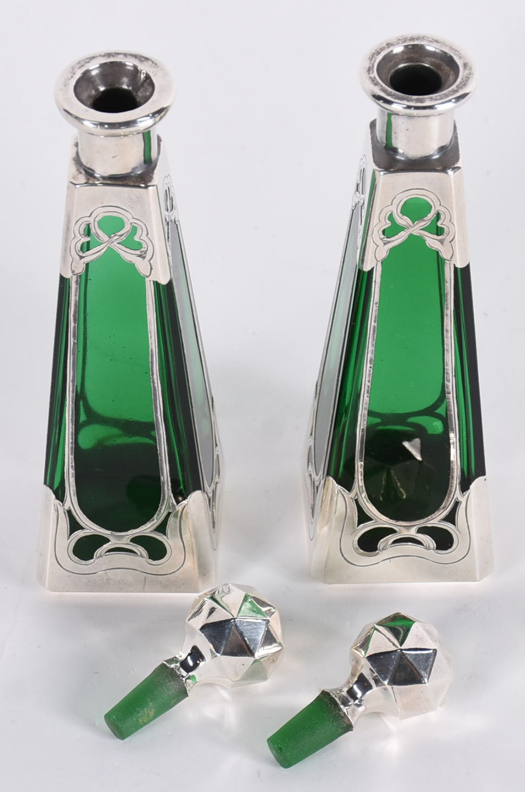 Par de perfumeiros de vidro verde, guarnição de prata. - foto 3 de 4