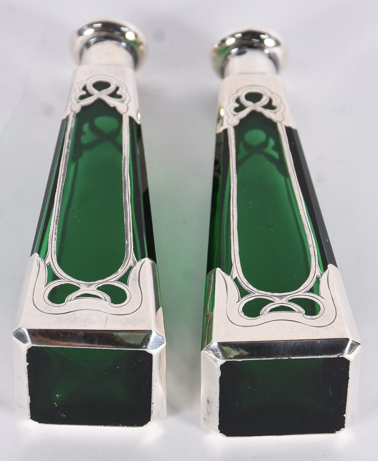 Par de perfumeiros de vidro verde, guarnição de prata. - foto 4 de 4