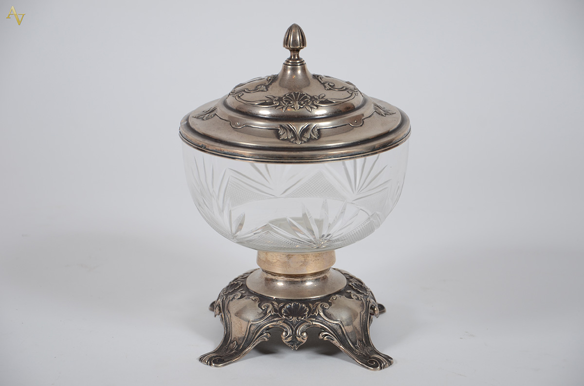 Compoteira de cristal frances com tampa de prata, altura 22 cm.