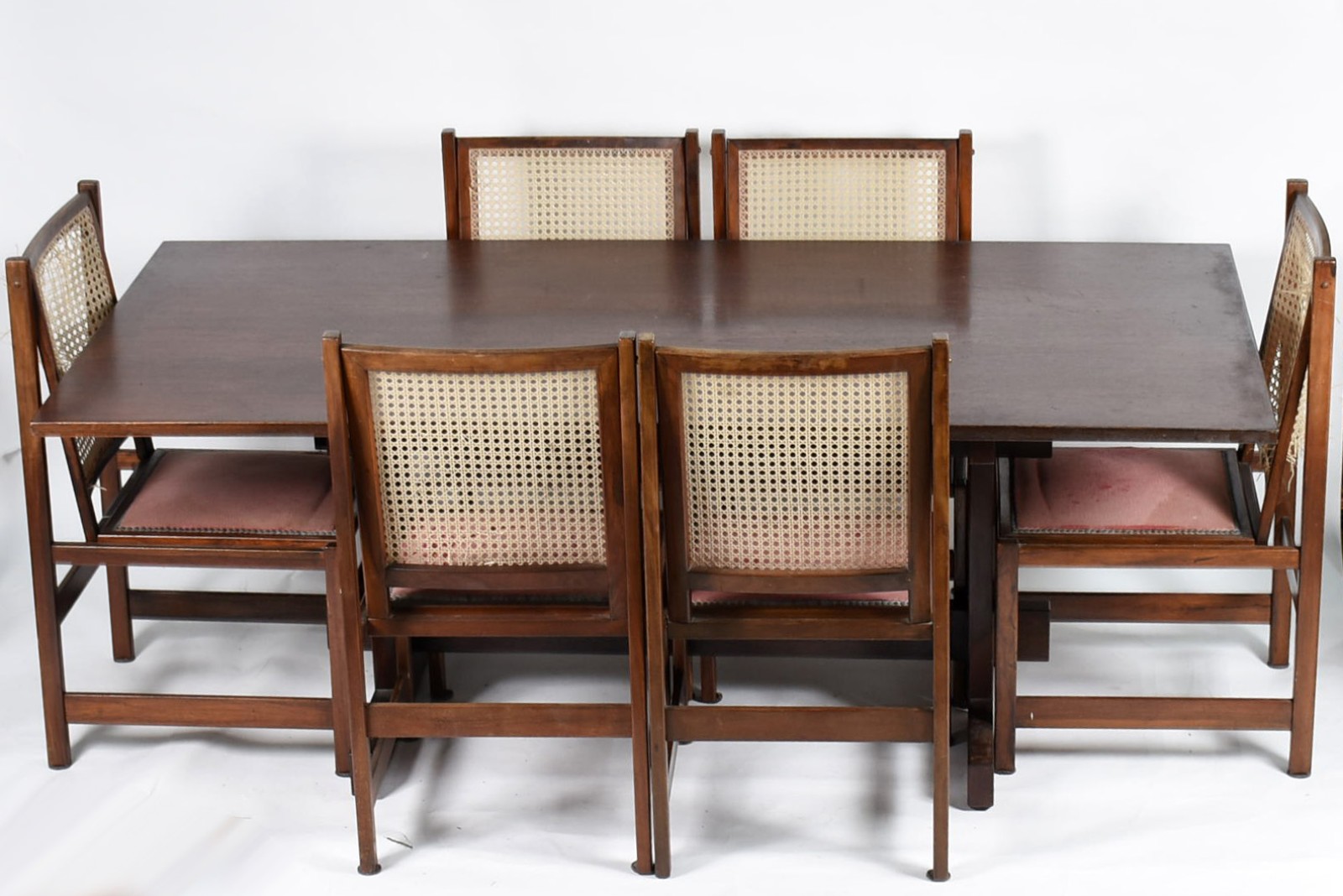 Mesa de jantar de madeira nobre, tampo retangular com pernas retas... - foto 1 de 10