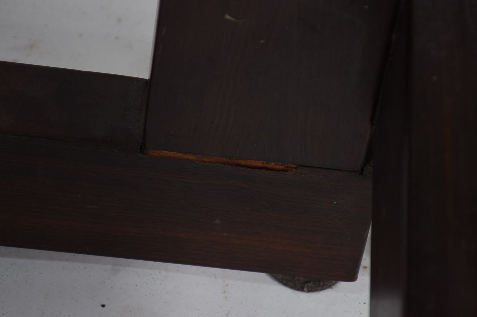 Mesa de jantar de madeira nobre, tampo retangular com pernas retas... - foto 10 de 10