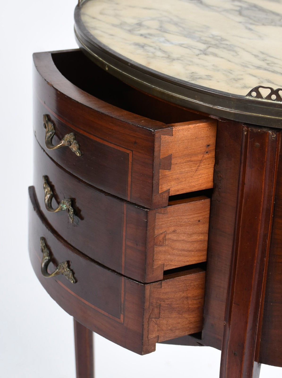 Mesa auxiliar estilo frances, tres gavetinhas, tampo de mármore e... - foto 5 de 6