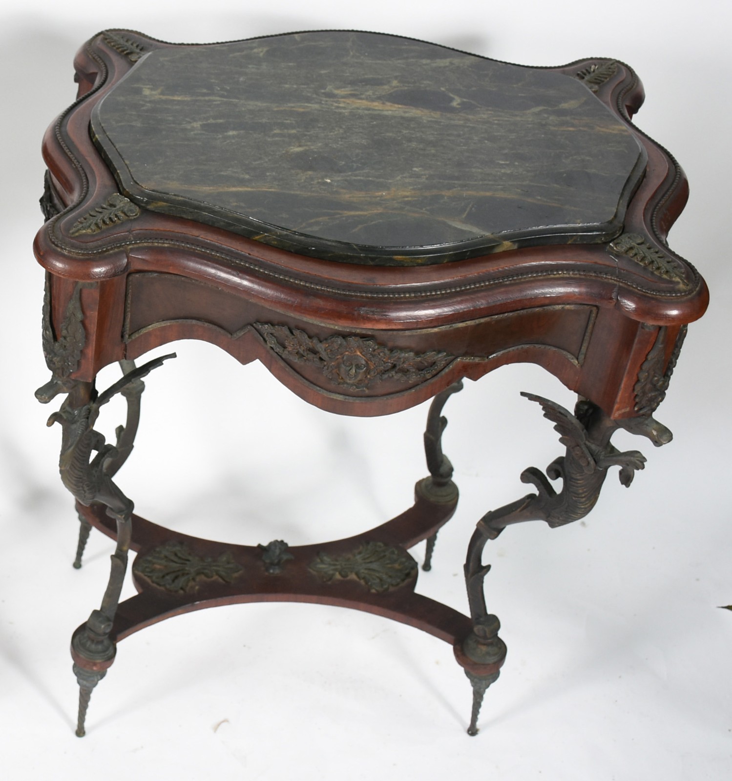 Mesa auxiliar de madeira nobre, estilo frances, pés de metal com... - foto 2 de 3