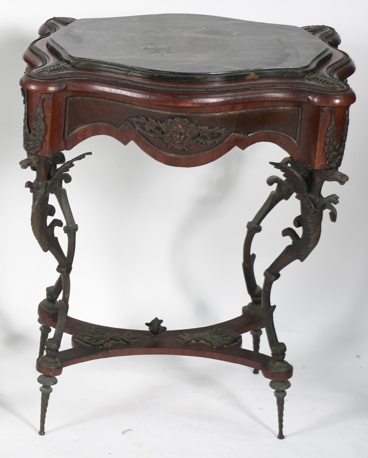 Mesa auxiliar de madeira nobre, estilo frances, pés de metal com... - foto 3 de 3