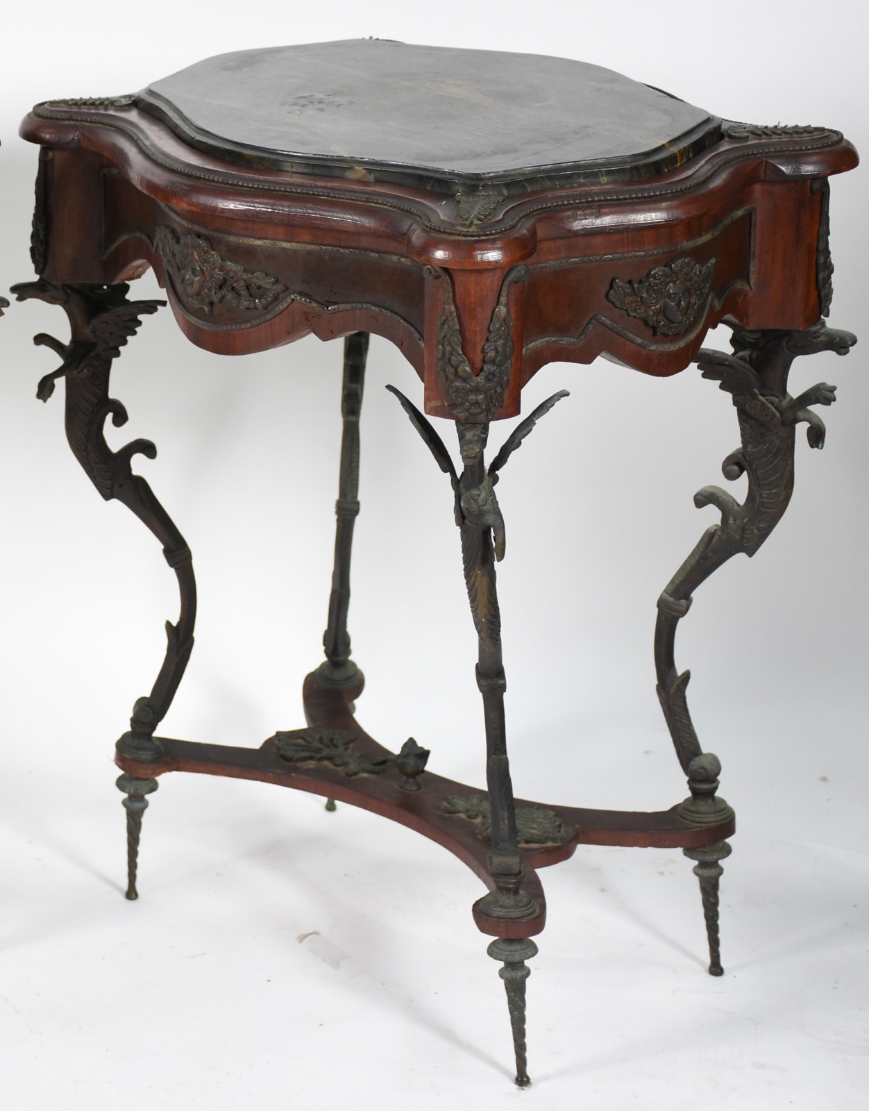 Mesa auxiliar de madeira nobre, estilo frances, pés de metal com... - foto 1 de 3