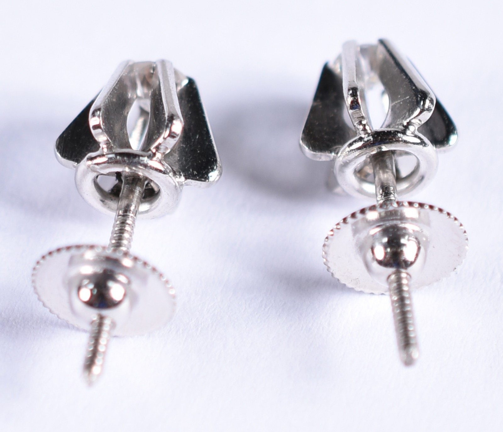 Brinco de ouro branco com 2 brilhantes de 0,07 cada. Aro 15 (Por... - foto 2 de 3