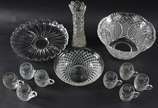 Diversas peças de vidro e cristal, sendo bowl m... - Diversas peças de vidro e cristal, sendo bowl menor, prato, pequeno vaso ; 8 canecas com bowl grande (uma caneca com trincado).