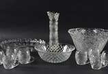 Diversas peças de vidro e cristal, sendo bowl m... - Diversas peças de vidro e cristal, sendo bowl menor, prato, pequeno vaso ; 8 canecas com bowl grande (uma caneca com trincado).