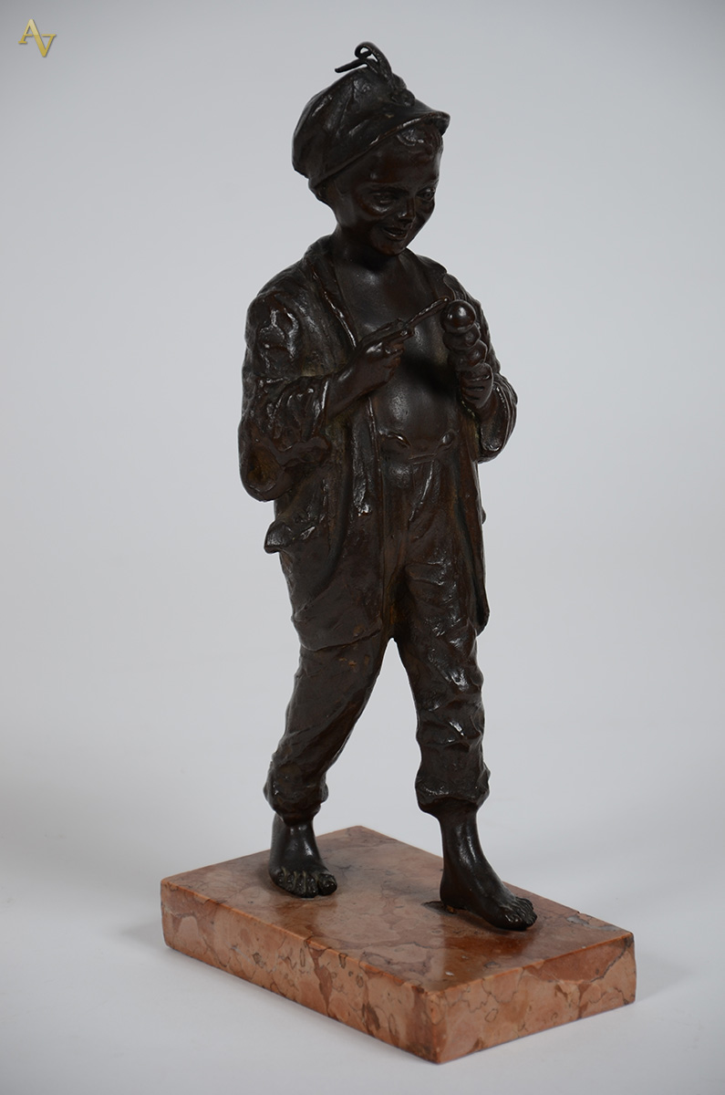 Estatueta de bronze repres. menino, base de mármore, alt.total 29 cm. - foto 1 de 2