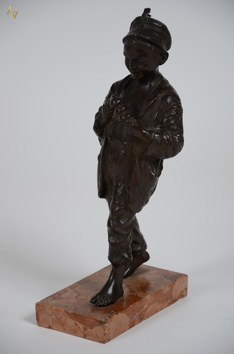 Estatueta de bronze repres. menino, base de mármore, alt.total 29 cm. - foto 2 de 2