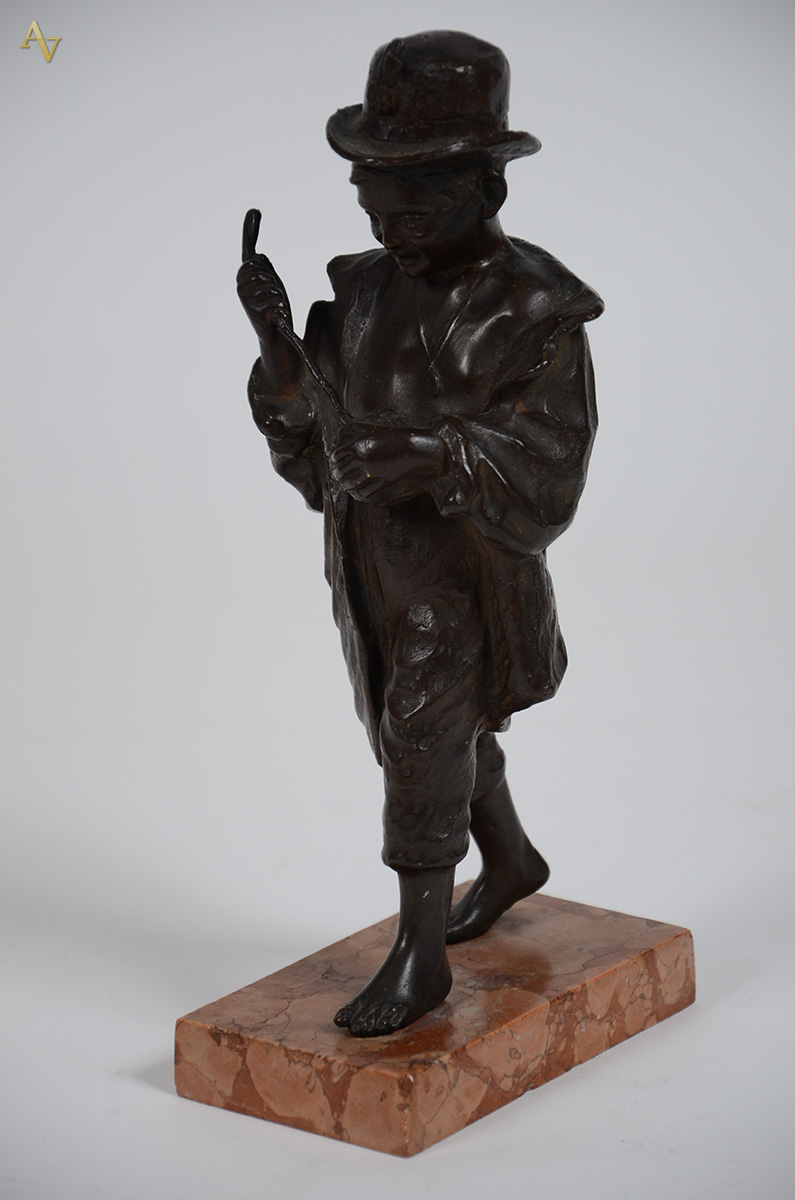 Estatueta de bronze repres. menino, base de mármore, alt.total 29 cm. - foto 1 de 2