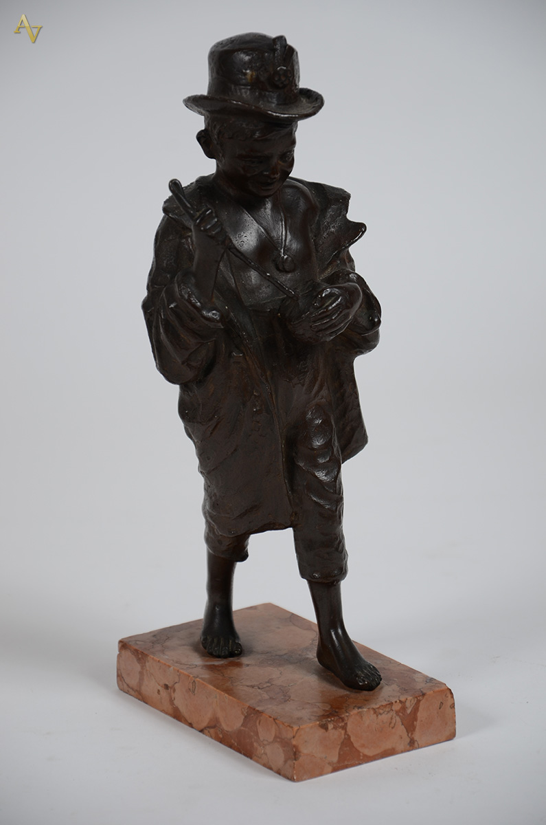 Estatueta de bronze repres. menino, base de mármore, alt.total 29 cm. - foto 2 de 2