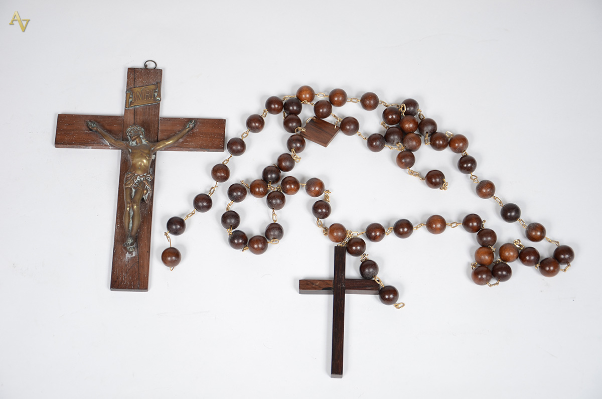 Duas peças, sendo crucifixo de madeira e metal (altura 28 cm) e terço...