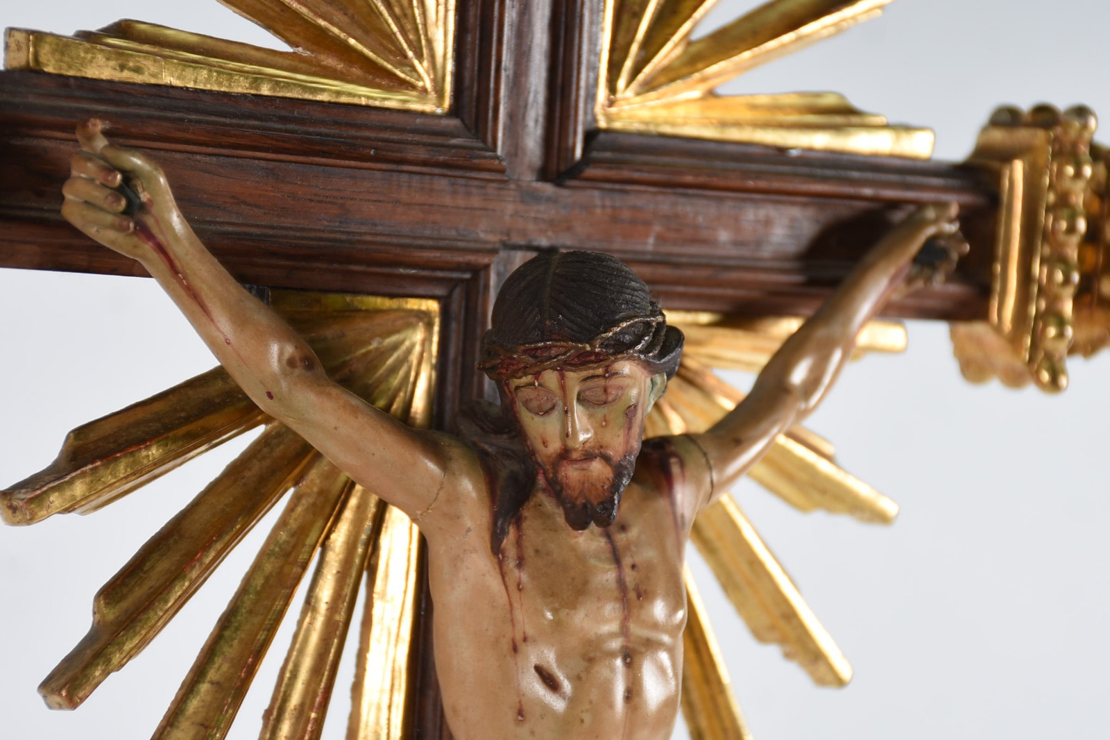 Crucifixo portugues de madeira nobre com figura de Cristo ricamente... - foto 2 de 7