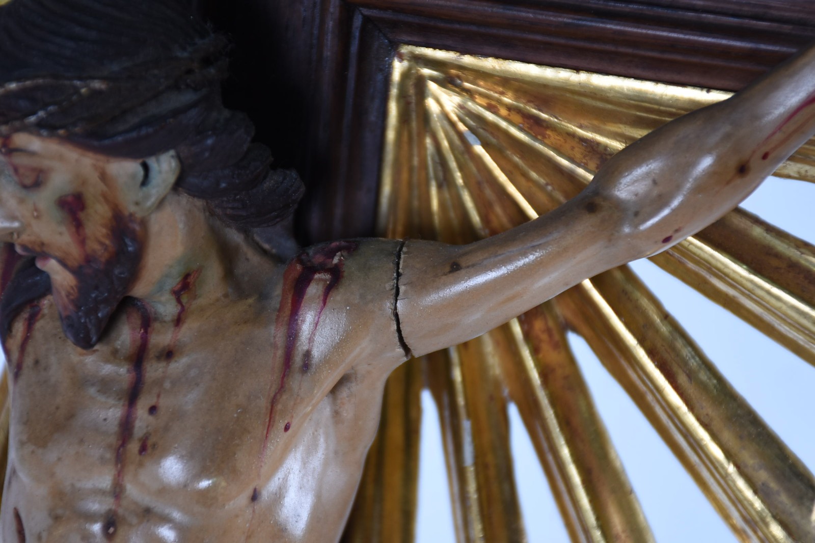 Crucifixo portugues de madeira nobre com figura de Cristo ricamente... - foto 5 de 7