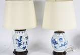 Dois abatjoures em porcelana oriental azul e br... - Dois abatjoures em porcelana oriental azul e branco, modelos diferentes, cúpulas na cor bege e bases de madeira. Século XIX. Altura só da porcel...