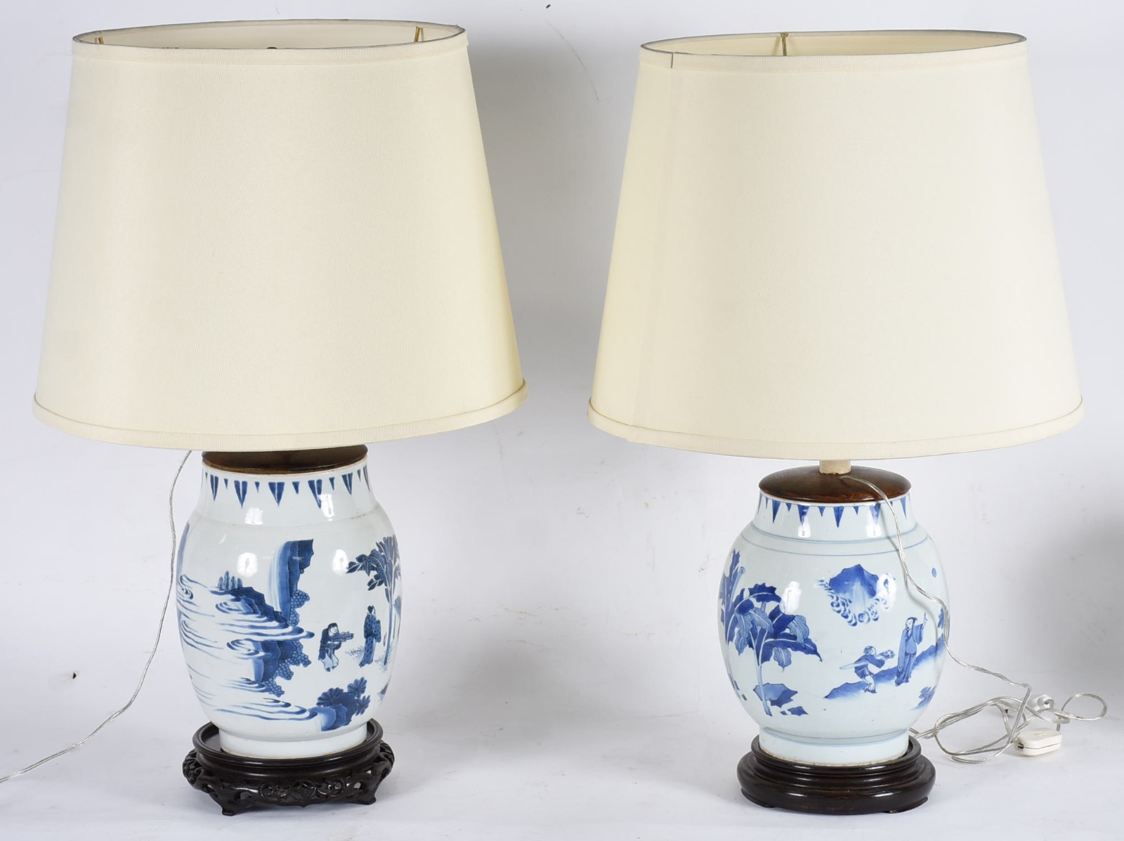 Dois abatjoures em porcelana oriental azul e branco, modelos... - foto 1 de 3